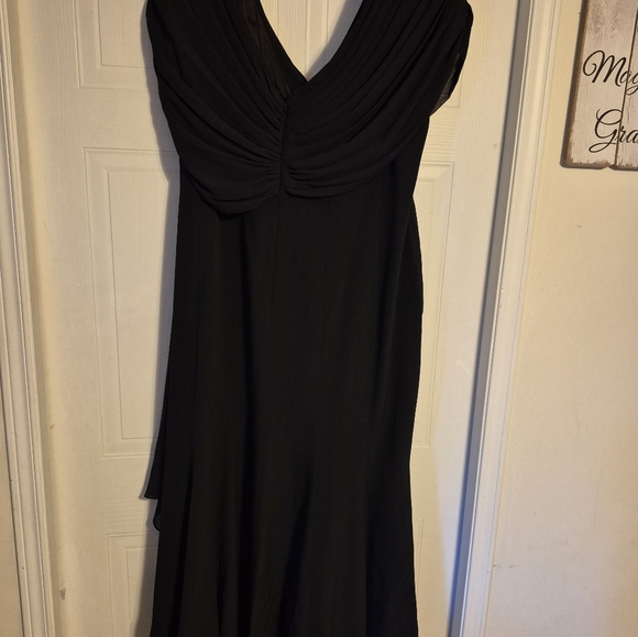 Formal dress - Picture 5 of 6